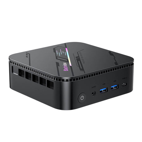 Blackview MP100 Mini PC – Frontansicht leicht rechts, zeigt zwei USB-C-Ports, USB 3.2,Power-Taste sowie den Luefterauslass