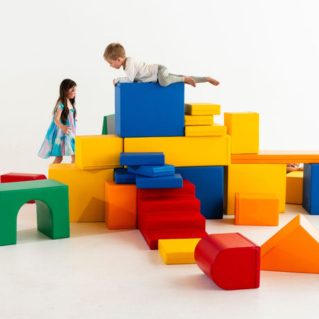 Bunte Schaumstoffbausteine, Kinder spielen und klettern darauf