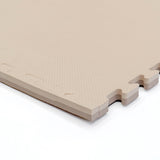Beige, rutschfeste Bodenmatte mit Steckverbindungen und strukturiertem Muster