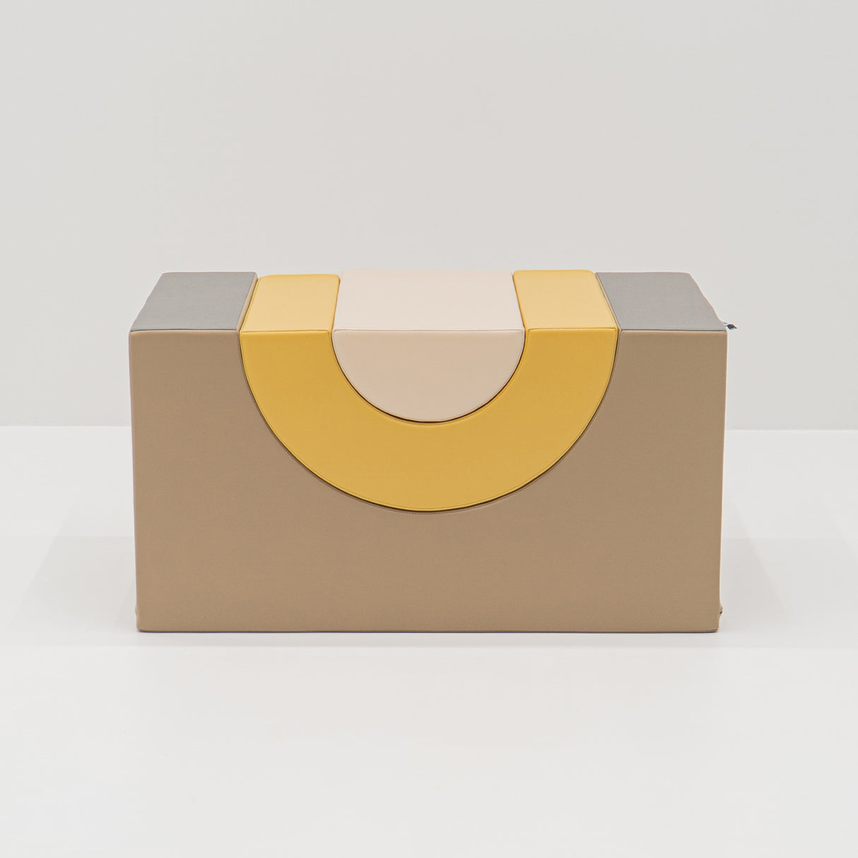 Kreative, geometrische Box in Beige, Gelb und Grau mit abgerundeten Formen