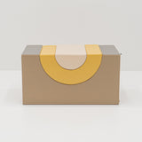 Kreative, geometrische Box in Beige, Gelb und Grau mit abgerundeten Formen