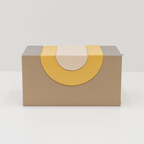 Kreative, geometrische Box in Beige, Gelb und Grau mit abgerundeten Formen