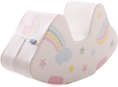 Mädchen sitzt auf einem weißen Einhorn-Spielzeug mit buntem Horn