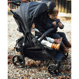 Babytrold Zwillingsuggy schwarz Ansicht im Profil mit zwei Kindern geschlossenen Verdeck