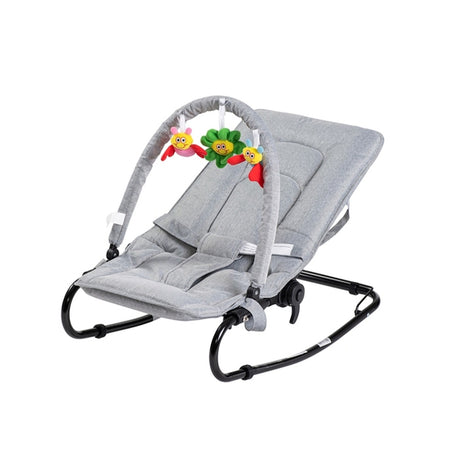 BabyTrold Skrastol Babywippe in Grau, Ansicht von vorne im Profil mit verstellbarem Spielbügel