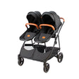 Doppel-Kinderwagen mit schwarzen Sitzen und braunen Griffen