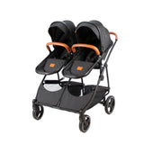 Doppel-Kinderwagen mit schwarzen Sitzen und braunen Griffen