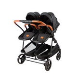 Doppel-Kinderwagen mit schwarzem Gestell und braunen Griffen