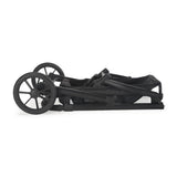 Schwarzer, zusammengeklappter Kinderwagen mit großen Rädern und kompaktem Design
