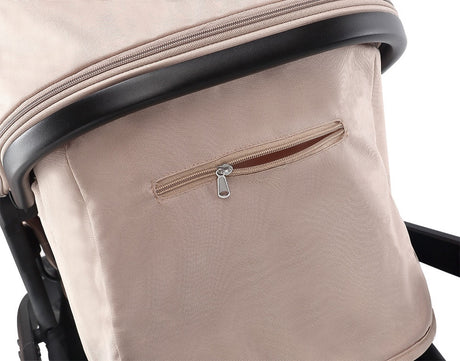 Beige Tasche mit Reißverschluss an einem Kinderwagenrahmen