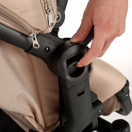 Hand betätigt den Mechanismus eines Kinderwagens zur Einstellung der Rückenlehne