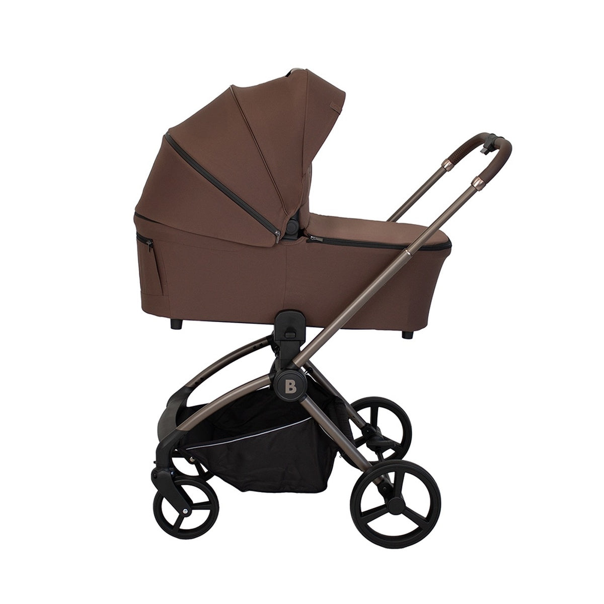 Brauner Kinderwagen mit abnehmbarem Kinderbett und großen Rädern