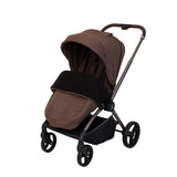 Brauner Kinderwagen mit verstellbarem Verdeck und großen Rädern