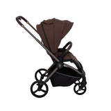 Brauner Kinderwagen mit verstellbarem Sonnendach und großen Rädern
