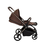 Brauner Kinderwagen mit verstellbarem Sitz und großen Rädern