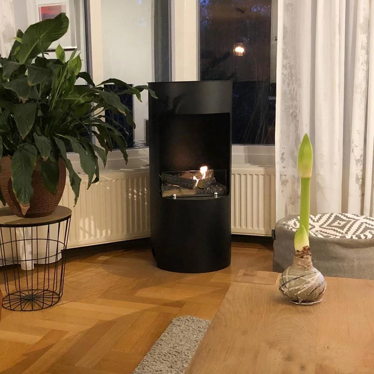 CACH Fires Montgomery Schwarz, Offener Bioethanol-Herd, Freistehender Bioethanol-Kamin im Holzofen-Design, Lange Brenndauer von bis zu 4,5 Stunden, 1,9 kW.