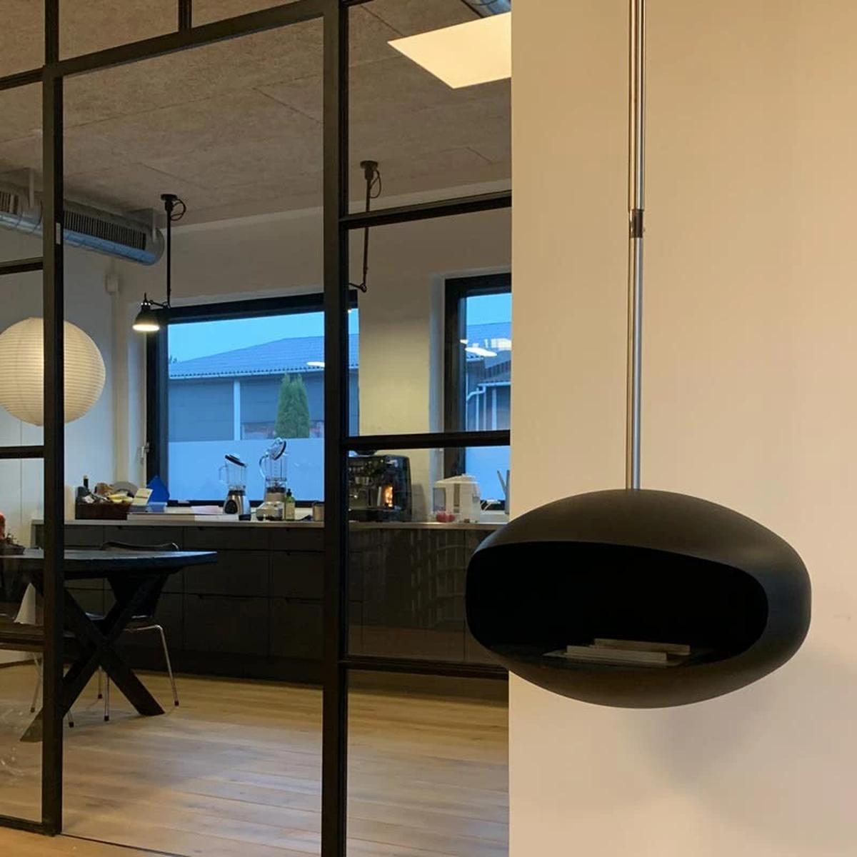 CACH Fires Cocoon Aeris, Bioethanol-Kamin in Schwarz mit verstellbarem Edelstahlstab, Bioethanol-Deckenkamin, 3 kW, elegant und modern.