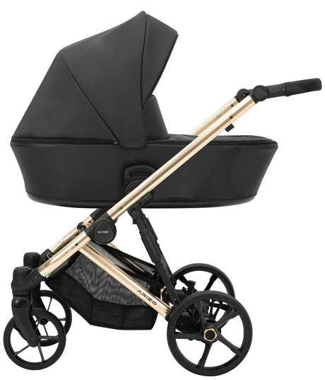Kinderwagen in Seitenansicht, sichtbar mit Sonnenverdeck, Sicherheitsbügel, Vier-Rad-Fahrgestell und geräumigem Unterkorb.