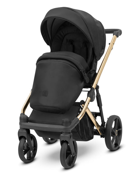 Kinderwagen in leicht schräger Frontansicht, sichtbar mit Sonnenverdeck, Sicherheitsbügel, Vier-Rad-Fahrgestell und geräumigem Unterkorb.