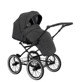 Ansicht von Schräg-Links eines modernen Kinderwagens, sichtbar mit Sonnenverdeck, Sicherheitsbügel, Vier-Rad-Fahrgestell und geräumigem Unterkorb.