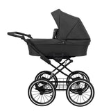 Kinderwagen in Seitenansicht, sichtbar mit Sonnenverdeck, Sicherheitsbügel, Vier-Rad-Fahrgestell und geräumigem Unterkorb.
