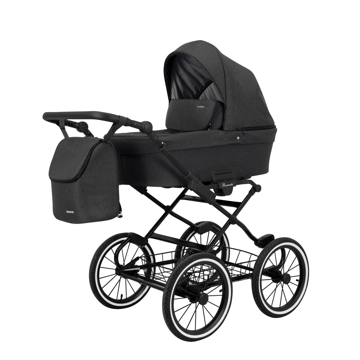 Kinderwagen in leicht Schräger Seitenansicht, sichtbar mit Sonnenverdeck, Sicherheitsbügel, passender Tasche und geräumigem Unterkorb.