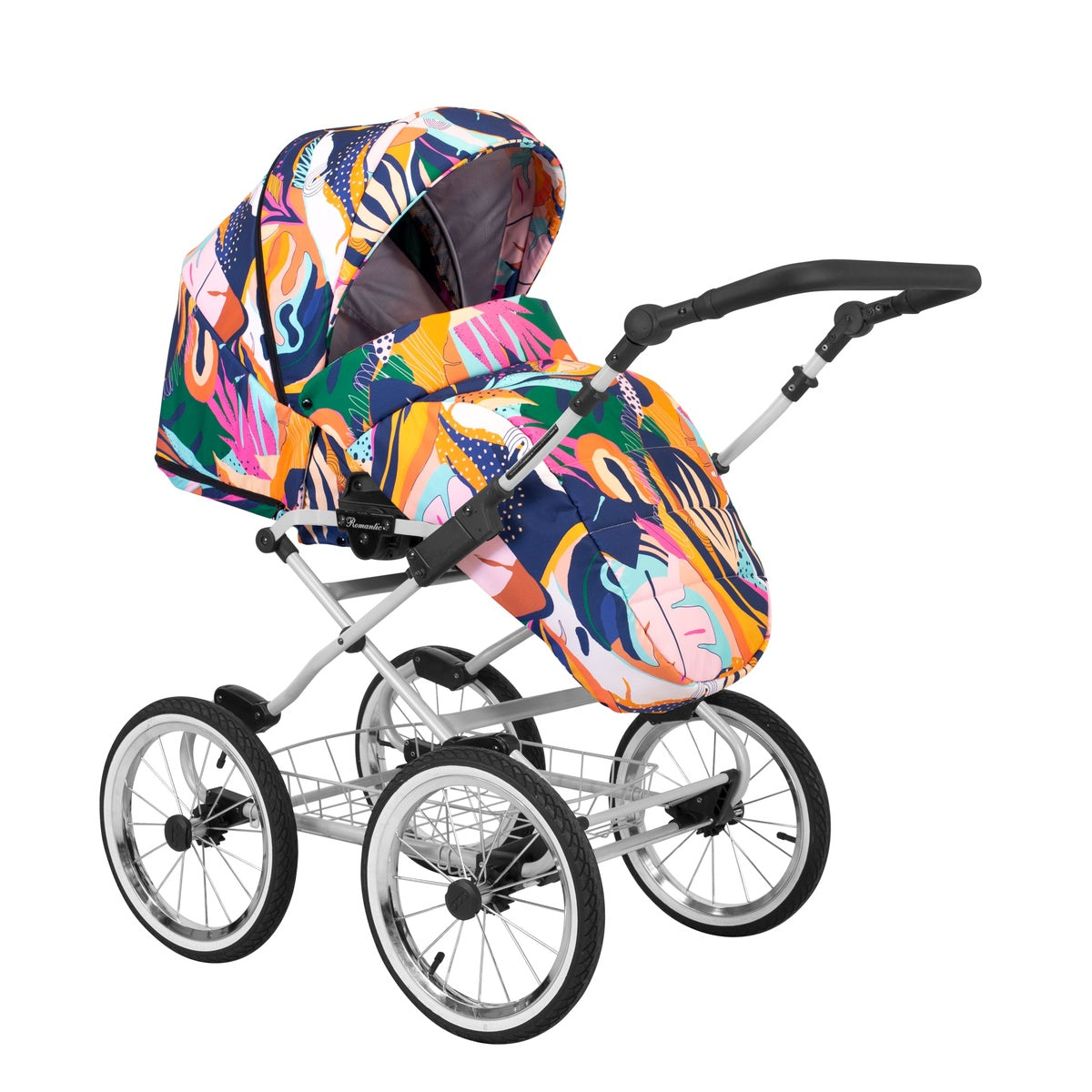 Ansicht von Schräg-Links einesmodernen Kinderwagens mit Babywanne.