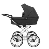 Kinderwagen in Seitenansicht, sichtbar mit Sonnenverdeck, Sicherheitsbügel, Vier-Rad-Fahrgestell und geräumigem Unterkorb.