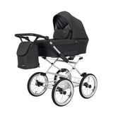 Kinderwagen in leicht Schräger Seitenansicht, sichtbar mit Sonnenverdeck, Sicherheitsbügel, passender Tasche und geräumigem Unterkorb.