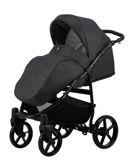 Kinderwagen in leicht schräger Seitenansicht, sichtbar mit Sonnenverdeck, Sicherheitsbügel, Vier-Rad-Fahrgestell und geräumigem Unterkorb.