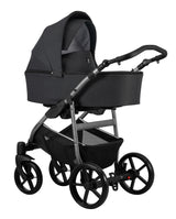 Kinderwagen in leicht schräger Seitenansicht, sichtbar mit Sonnenverdeck, Sicherheitsbügel, Vier-Rad-Fahrgestell und geräumigem Unterkorb.