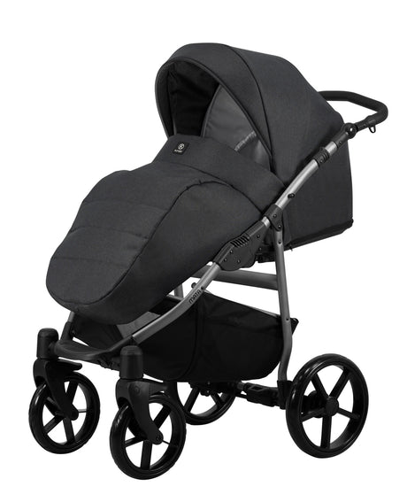 Kinderwagen in leicht schräger Seitenansicht, sichtbar mit Sonnenverdeck, Sicherheitsbügel, Vier-Rad-Fahrgestell und geräumigem Unterkorb.