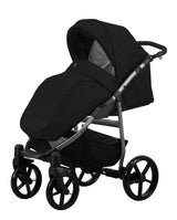 Kinderwagen in leicht schräger Seitenansicht, sichtbar mit Sonnenverdeck, Sicherheitsbügel, Vier-Rad-Fahrgestell und geräumigem Unterkorb.