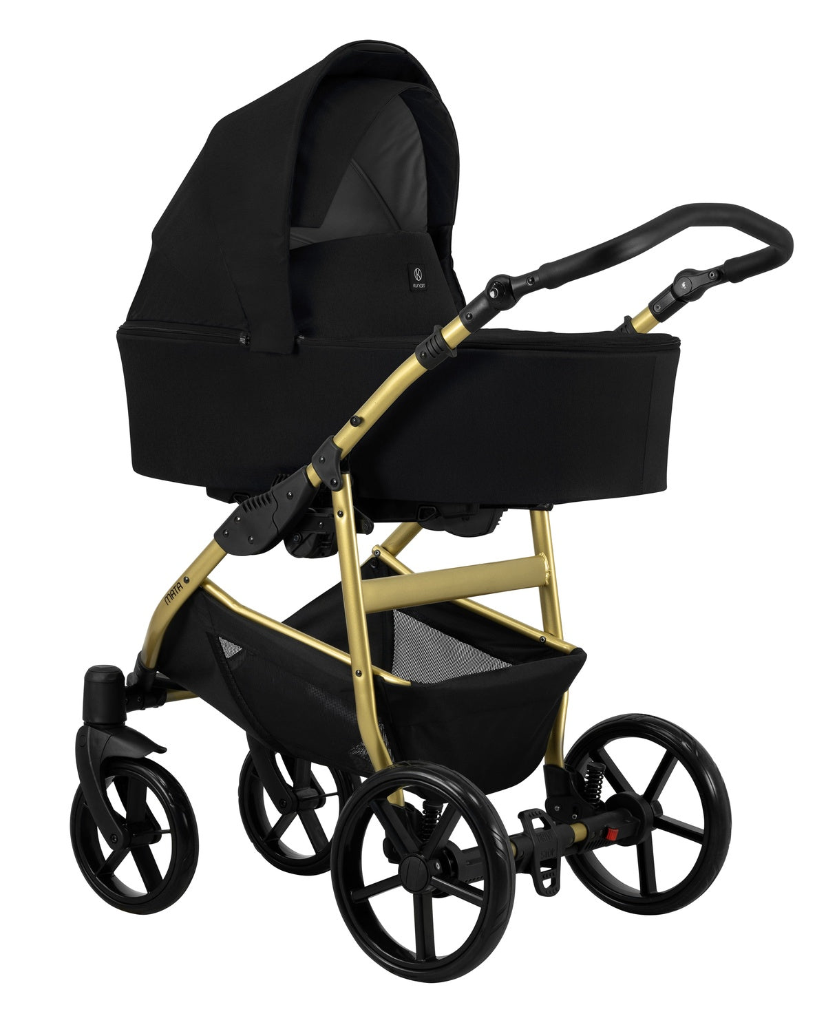 Kinderwagen in leicht schräger Seitenansicht, sichtbar mit Sonnenverdeck, Sicherheitsbügel, Vier-Rad-Fahrgestell und geräumigem Unterkorb.