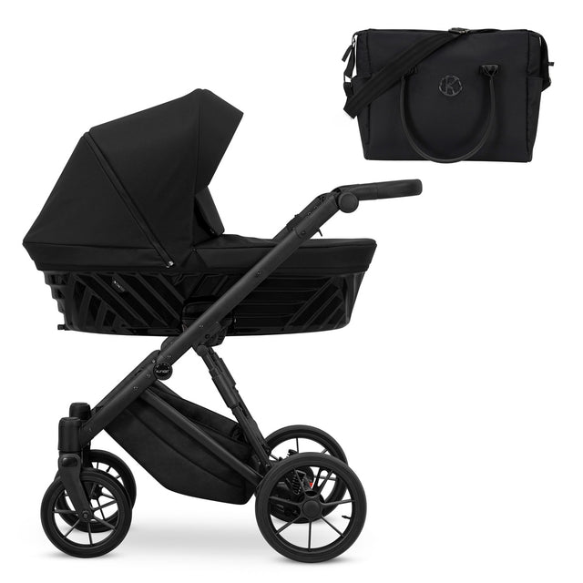 Seitenansicht eines modernen Kinderwagens, oben passende Tasche dazu