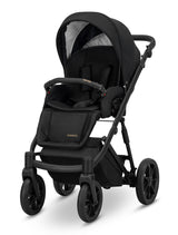 Kinderwagen in leicht schräger Frontansicht, sichtbar mit Sonnenverdeck, Sicherheitsbügel, Vier-Rad-Fahrgestell und geräumigem Unterkorb.