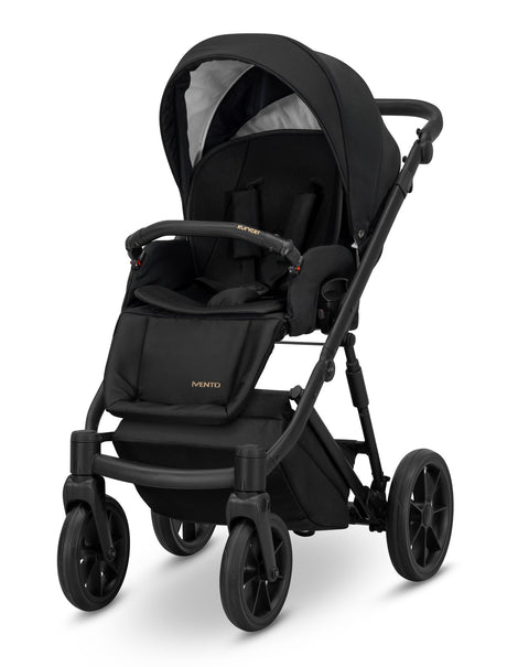 Kinderwagen in leicht schräger Frontansicht, sichtbar mit Sonnenverdeck, Sicherheitsbügel, Vier-Rad-Fahrgestell und geräumigem Unterkorb.