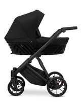 Kinderwagen in Seitenansicht, sichtbar mit Sonnenverdeck, Sicherheitsbügel, Vier-Rad-Fahrgestell und geräumigem Unterkorb.