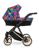 Kombikinderwagen in drei Ansichten: links Seitenansicht mit Babywanne, rechts Frontansicht mit Sportsitz, unten Vorderansicht eines passenden Rucksacks.