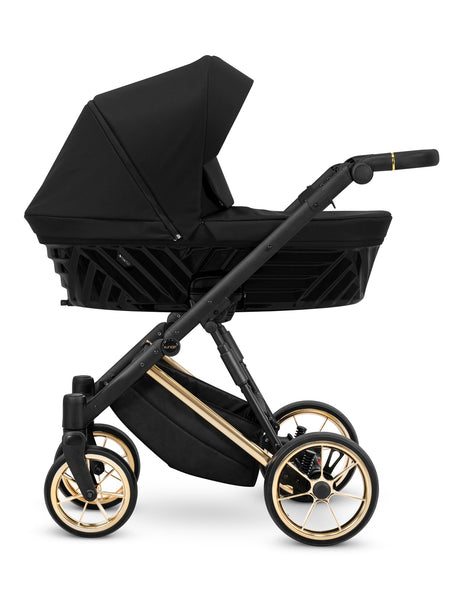 Kinderwagen in Seitenansicht, sichtbar mit Sonnenverdeck, Sicherheitsbügel, Vier-Rad-Fahrgestell und geräumigem Unterkorb.