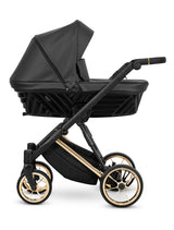 Kinderwagen in Seitenansicht, sichtbar mit Sonnenverdeck, Sicherheitsbügel, Vier-Rad-Fahrgestell und geräumigem Unterkorb.