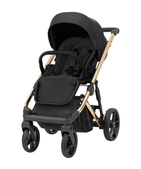 Kinderwagen in leicht schräger Frontansicht, sichtbar mit Sonnenverdeck, Sicherheitsbügel, Vier-Rad-Fahrgestell und geräumigem Unterkorb.