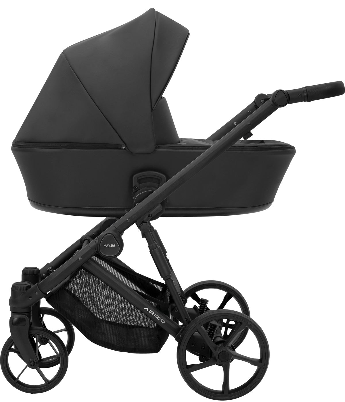 Kinderwagen in Seitenansicht, sichtbar mit Sonnenverdeck, Sicherheitsbügel, Vier-Rad-Fahrgestell und geräumigem Unterkorb.
