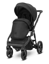 Kinderwagen in leicht schräger Frontansicht, sichtbar mit Sonnenverdeck, Sicherheitsbügel, Vier-Rad-Fahrgestell und geräumigem Unterkorb.