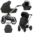 Kombikinderwagen in drei Ansichten: links Seitenansicht mit Babywanne, rechts Frontansicht mit Sportsitz, unten Vorderansicht eines passenden Rucksacks, rechts oben Ansicht eines passenden Autositz dazu.