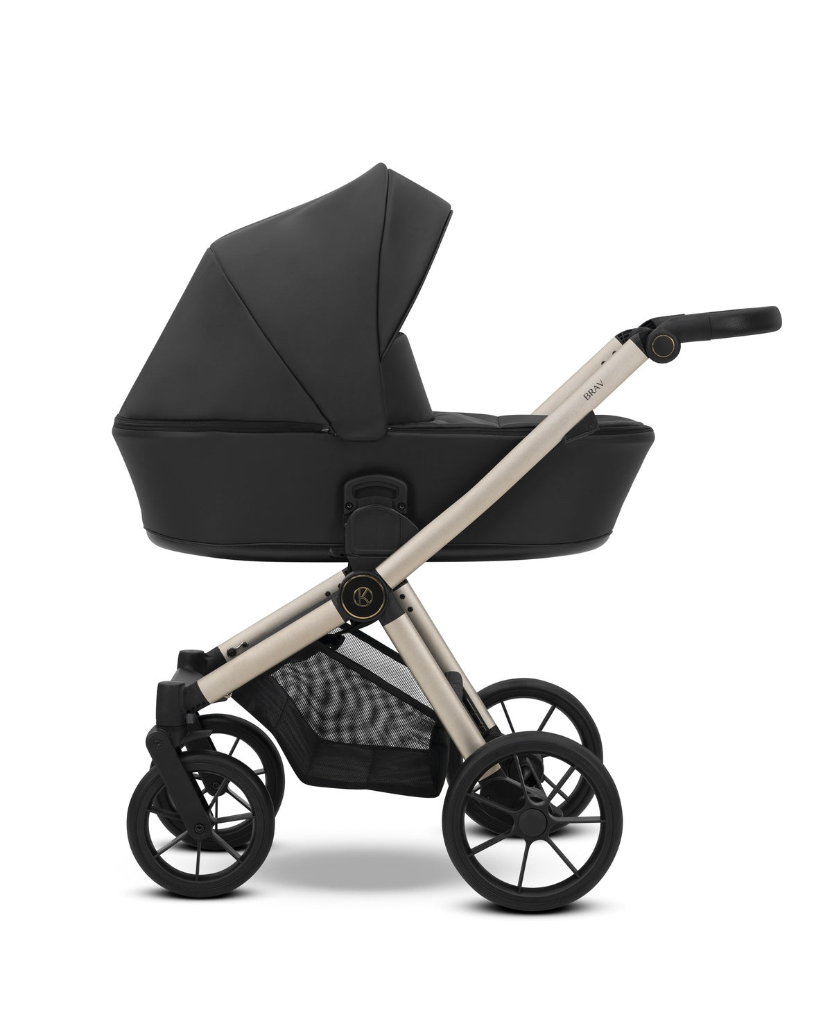 Kinderwagen in Seitenansicht, sichtbar mit Sonnenverdeck, Sicherheitsbügel, Vier-Rad-Fahrgestell und geräumigem Unterkorb.