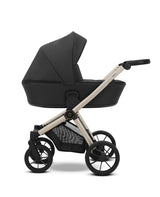 Kinderwagen in Seitenansicht, sichtbar mit Sonnenverdeck, Sicherheitsbügel, Vier-Rad-Fahrgestell und geräumigem Unterkorb.