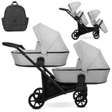 Zwillingskinderwagen-Set, Ansicht bestehend aus zwei 2-in-1 Kinderwagen in Grau mit schwarzem Rahmen sowie einer Tasche.