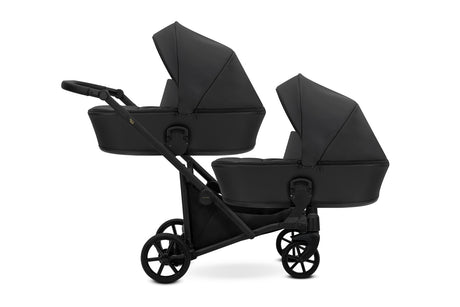 Zwillingskinderwagen-Set, Ansicht bestehend aus 2-in-1 Kinderwagen in Schwarz mit schwarzem Rahmen, Sonnenverdeck oben.