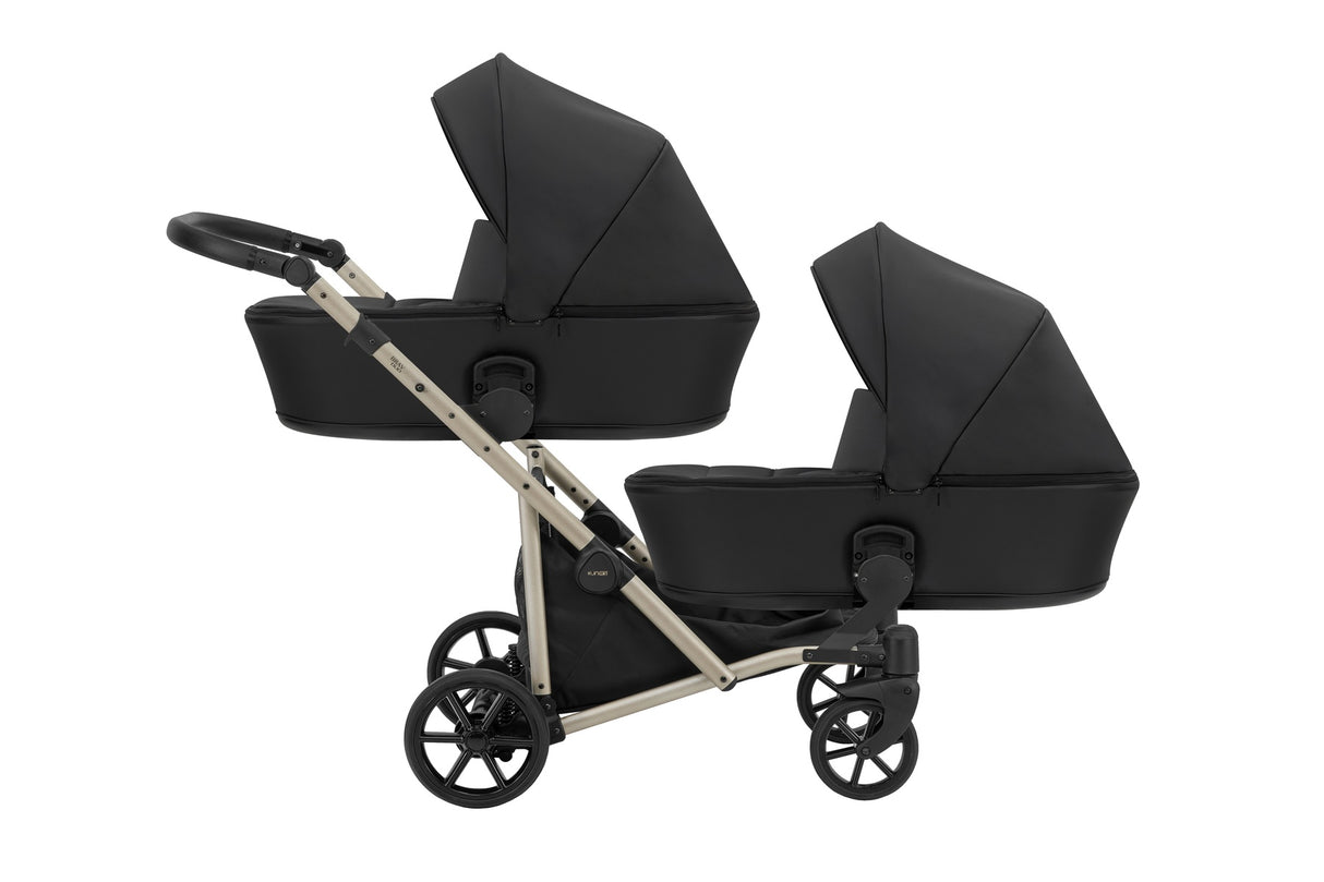 Zwillingskinderwagen-Set, Ansicht bestehend aus 2-in-1 Kinderwagen in Schwarz mit schwarzem Rahmen, Sonnenverdeck oben.